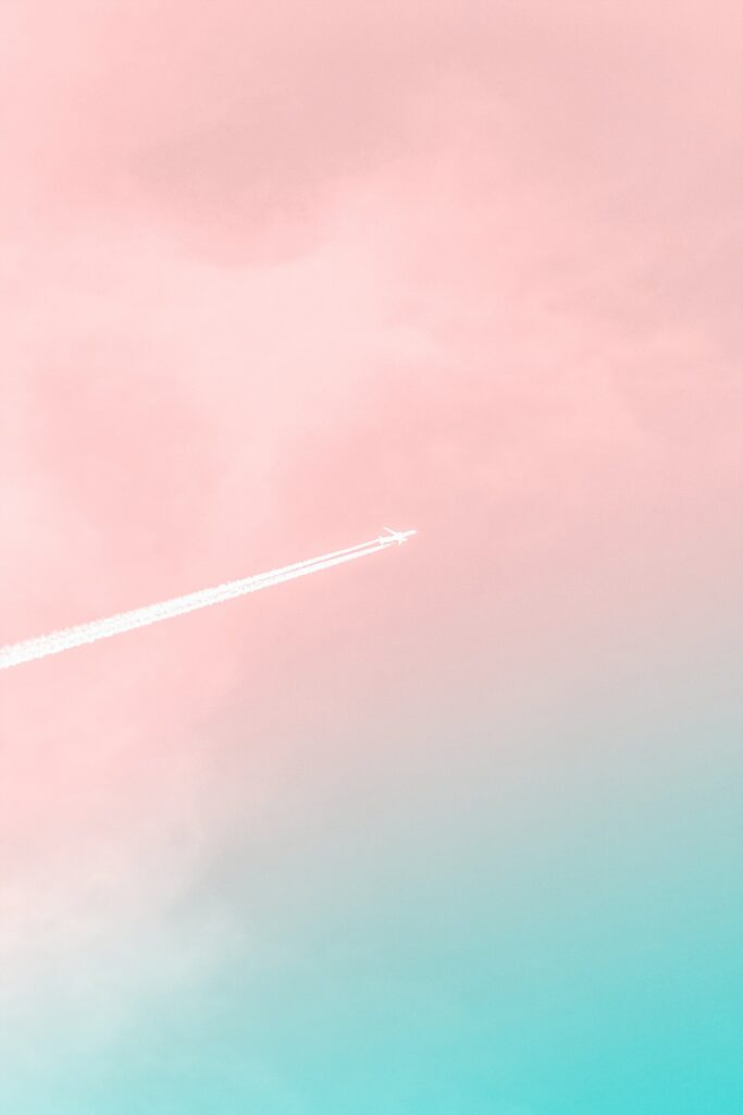 Flygplan mot himmel