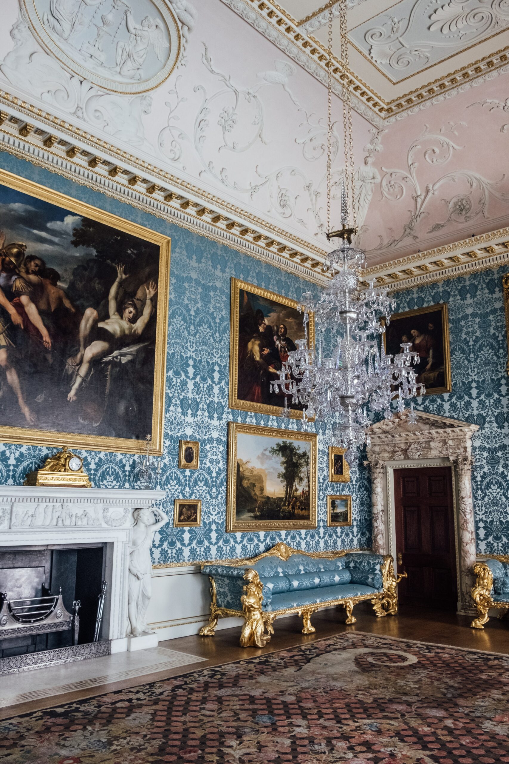 Ett stort rum med konst och renässans möbler